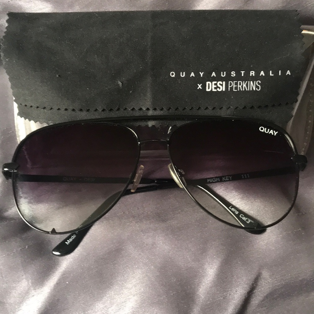 Barely used black oversized aviators by Quay